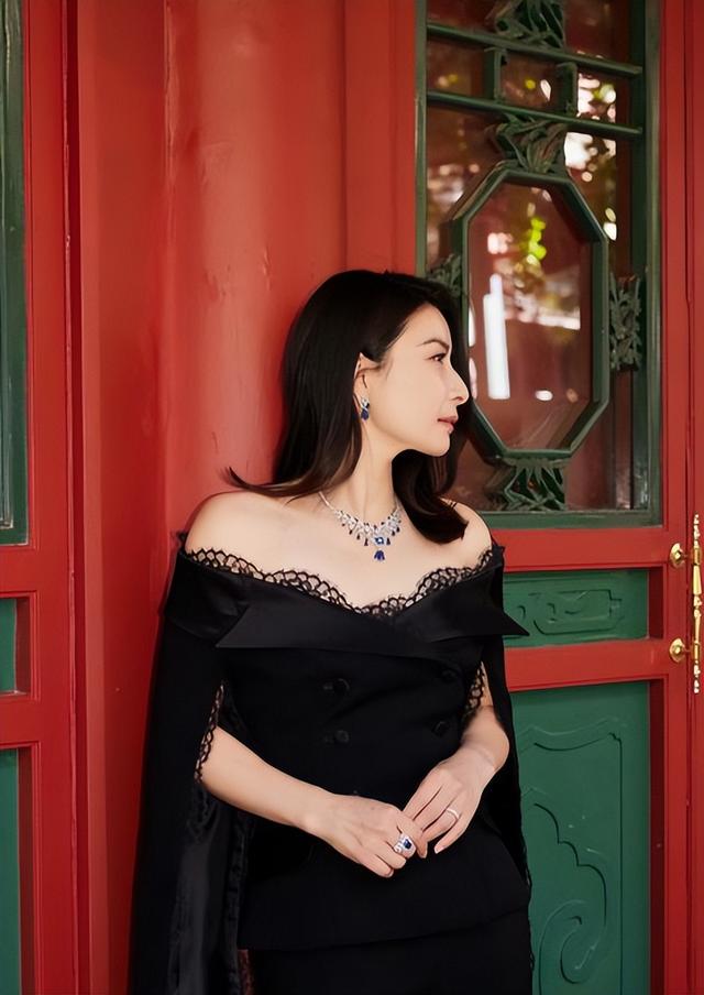 霍启刚高调官宣喜讯仨月，郭晶晶再破天花板，让整个贵妇圈沉默了