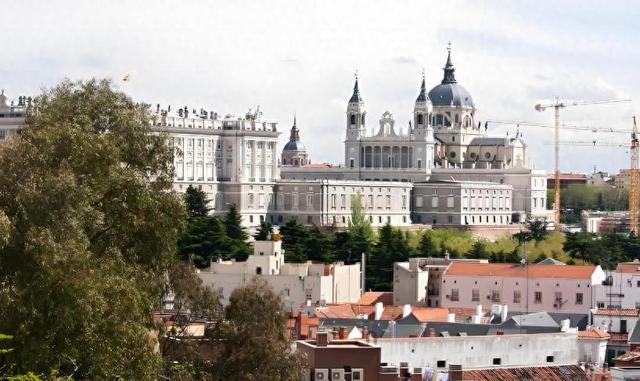 立陶宛为啥被称为“欧洲淫窟”？一起去瞧瞧这个可悲的中欧小国 第2张