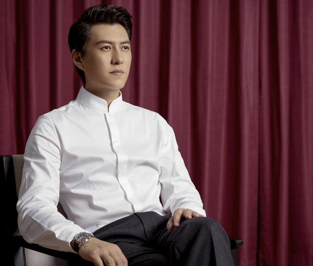 人民日报对靳东的称呼变了，七字之差释放强烈信号，陈道明说对了