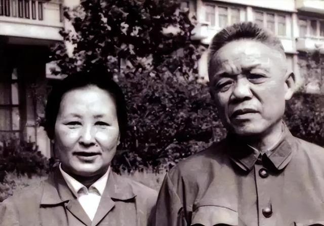 韩先楚的夫人有多美？这是1970留影，她50岁，皮肤白皙，气质非凡