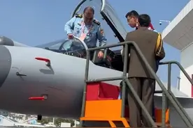 歼-10吸引力很大，伊朗空军司令亲自体验，这是打算买几架回去？图片