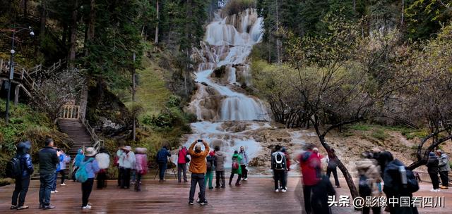 四川牟尼沟：扎嘎瀑布引客来