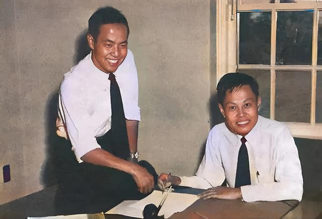 18年，杨振宁儿女从美国来看望父亲与翁帆，一家人在三峡其乐融融