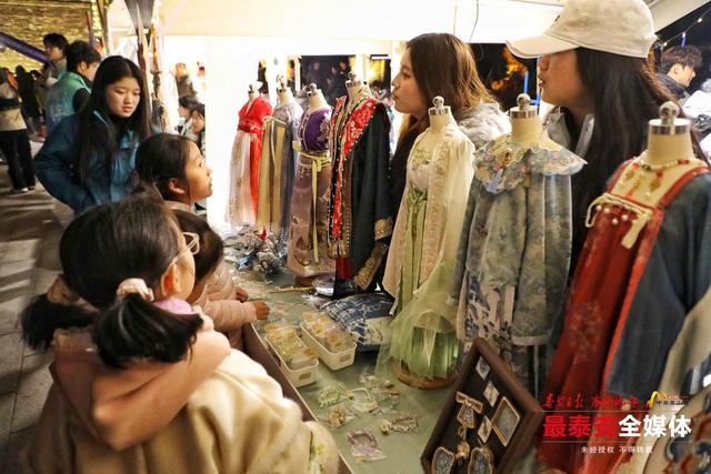 一墙千年事 一集万象新 “岱庙城墙有个摊儿”首场活动启幕 青春市集点亮古城新韵