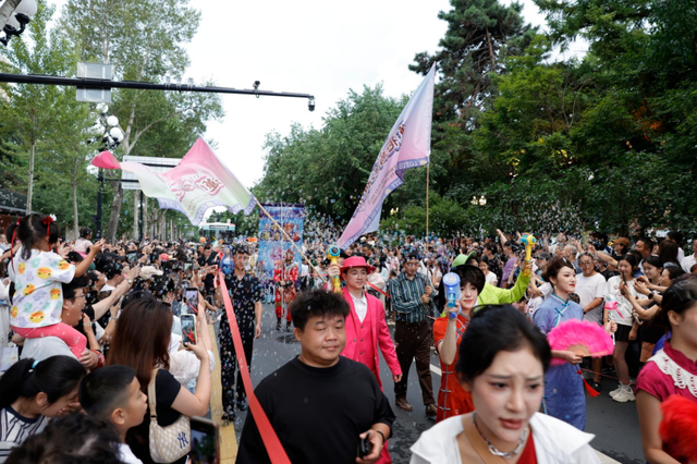 巡游、市集、演艺……这个周末的长春新民大街沉浸在欢乐海洋中