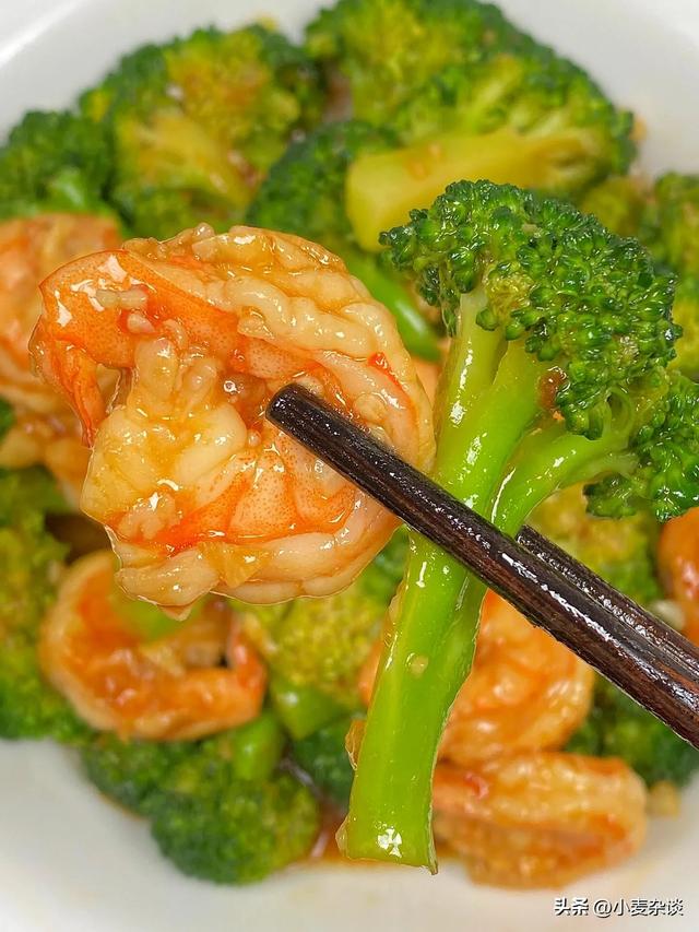 自带“黄体酮”的食物，建议45岁后，隔天吃一次，皮肤水嫩气色好