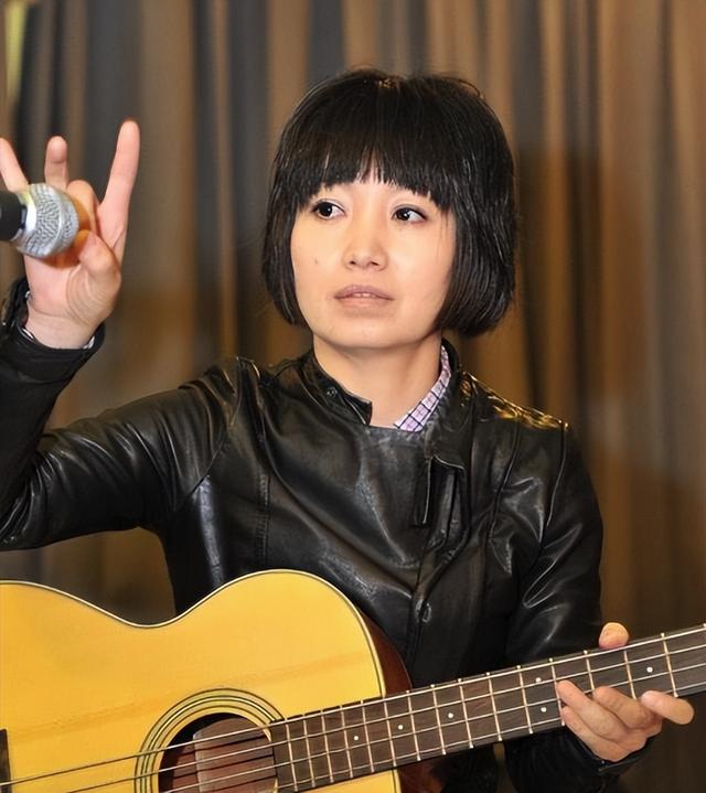 她连上5次春晚，私下却和恩师同居怀孕被骗流产，今57岁依然单身