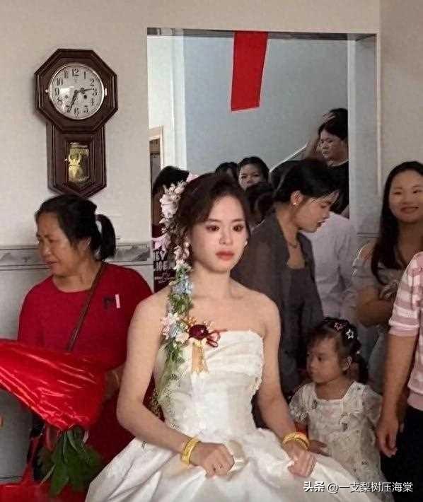 广西一新娘出嫁，美得让人忍不住心动：新郎不得每天都守着