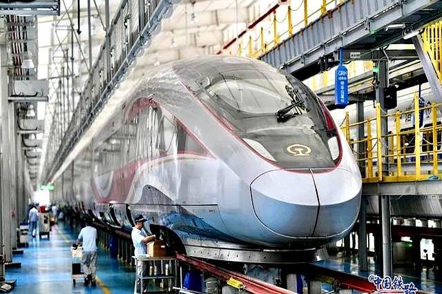 时速350公里高标运行。这条从北京发车的高铁今夏超火爆
