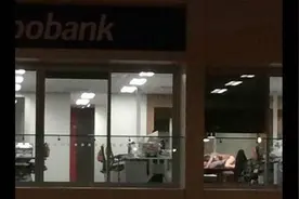 一高校情侣教室亲昵被偷拍。结果。。。图片