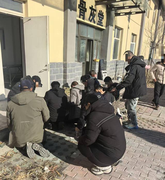 遇难者家属回忆“张家口崇礼13伤车祸”：她正巧当天没坐班车，为给4个孩子做饭搭了同事顺车