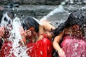 印度奇葩风俗【男女共浴】图片