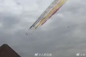 首次！运20歼10飞越埃及金字塔图片