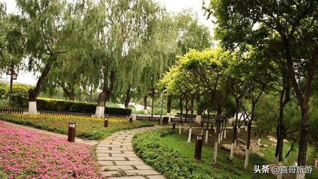 长春藏了个“小故宫”？12.5公顷园林免费逛，夜晚美景意外走红！