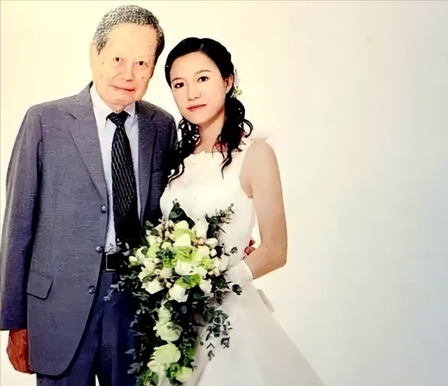 杨振宁去世才2天，令人恶心的一幕出现了，杨振宁助理曾辟谣