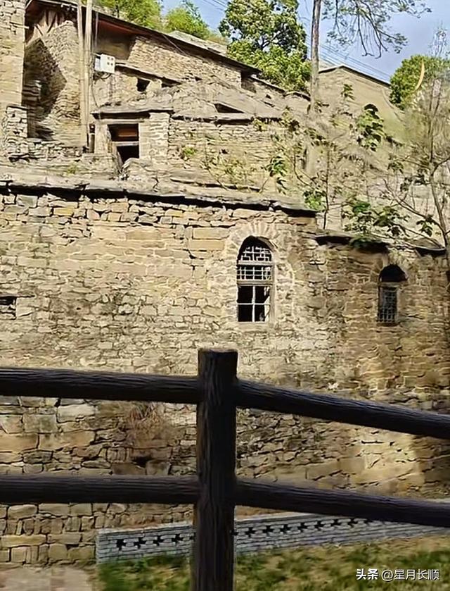 大前村游漫时光;石韵红魂扑面来;秋阳薄纱仍自在