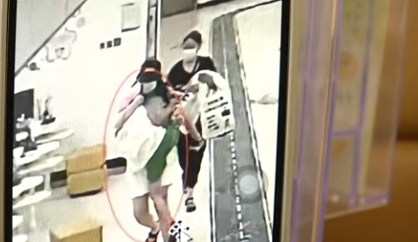 男童被邻居抓走打针后续：警方立案，妈妈拒和解被威胁，细节曝光