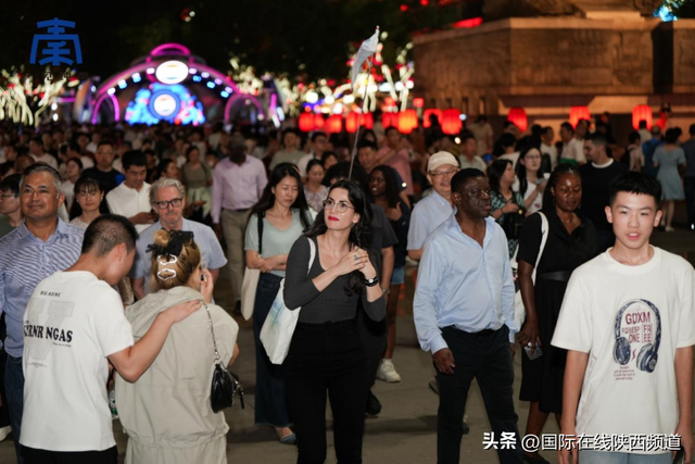 盛唐神韵醉人心 20国驻华外交官沉浸式探访西安大唐不夜城