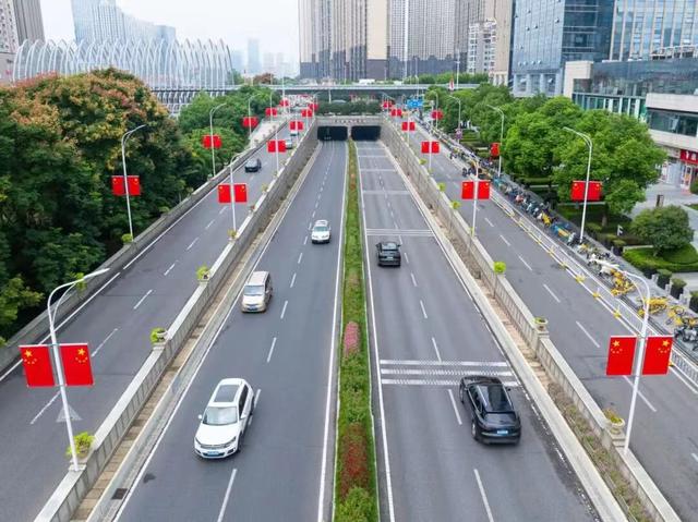 向祖国告白：武昌满城尽是“中国红”