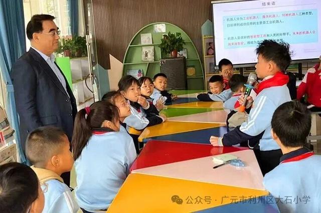 中科院教授原魁莅临广元市利州区大石小学作科普讲座