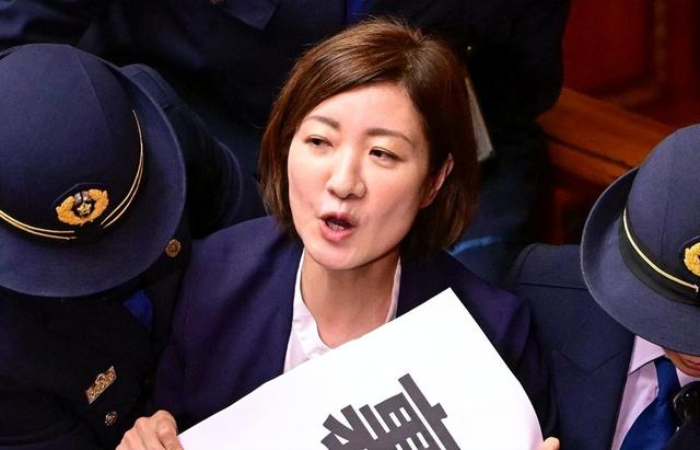 高市没想到，中国突然对日打出第二张王牌，特朗普也只能保持沉默