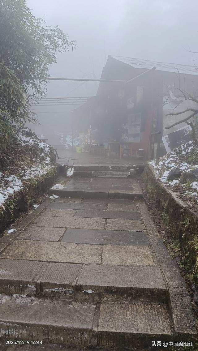 个人感觉从报国寺到金顶的全程徒步路线上的物价太贵了