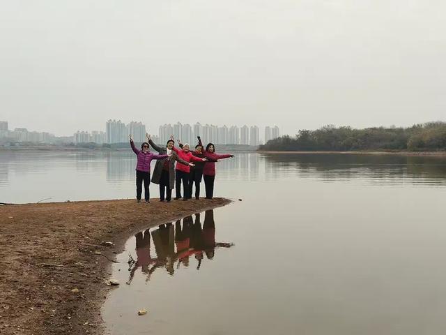 盘龙悠远银杏黄 水中学友情谊长