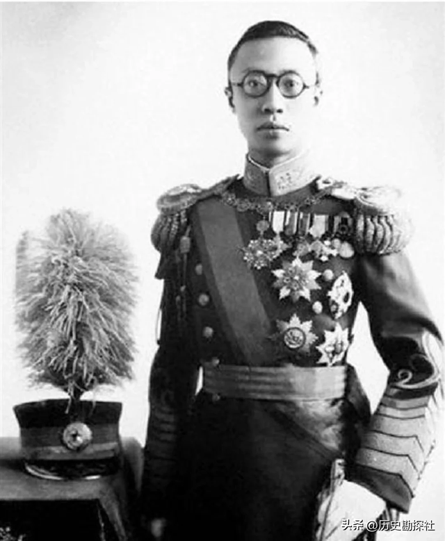 1924年溥仪被赶出紫禁城，在翊坤宫留影，寸头高筒皮靴，气质不凡