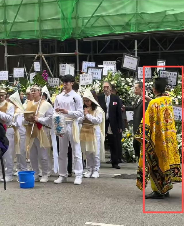 向府治丧！香港各路大佬现身	，向佐向太出席，千人相送警戒森严