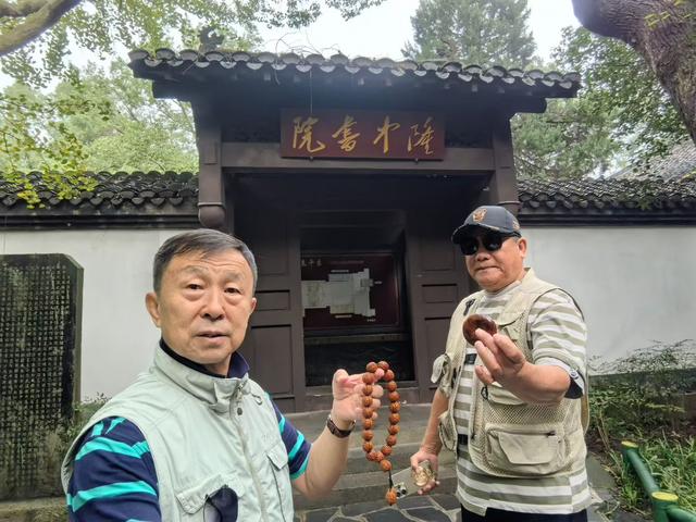 腾龙阁望汉江浩渺苍茫，古城头看襄阳心越千年。