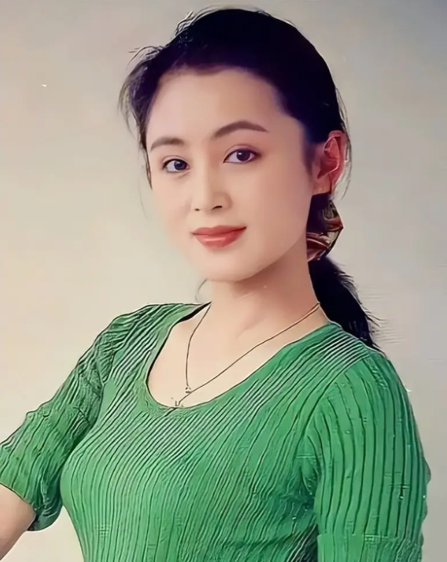 长得太美被导演占为己有，4年后生下大明星儿子，17岁就成男一号