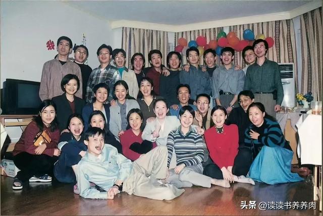 听听雷军是怎么评价马云的，他说：马云实在是强大的不得了，崇拜