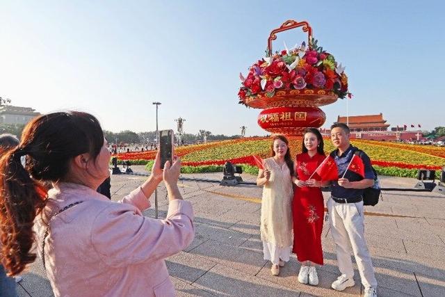 “祝福祖国”花篮亮相天安门广场吸引游客争相打卡