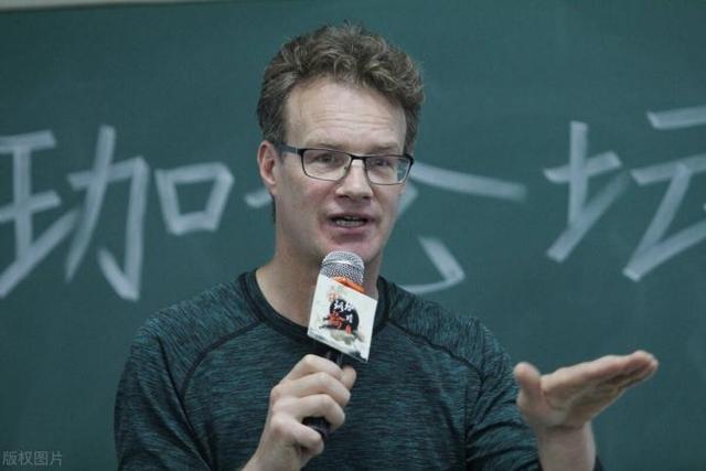 姜昆洋徒弟大山：四上春晚红遍全国，终因冯巩一句话果断离开中国
