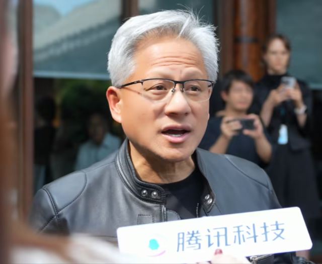 黄仁勋跪求特朗普卖芯片：一句“谁赢不重要”曝光，白宫集体翻脸