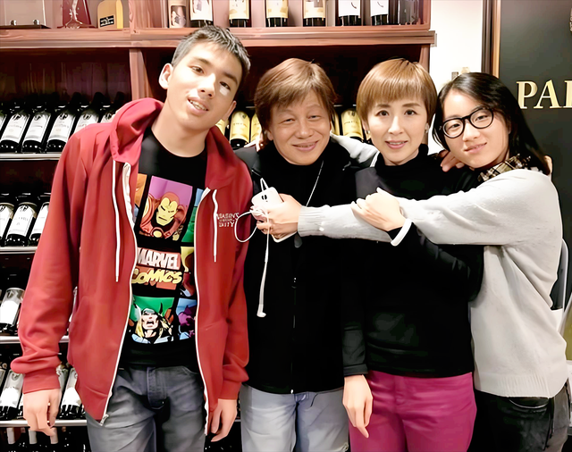 梁小龙病逝！前妻命运悲情	，但他不是负心男人，沈阳籍后妻贤惠