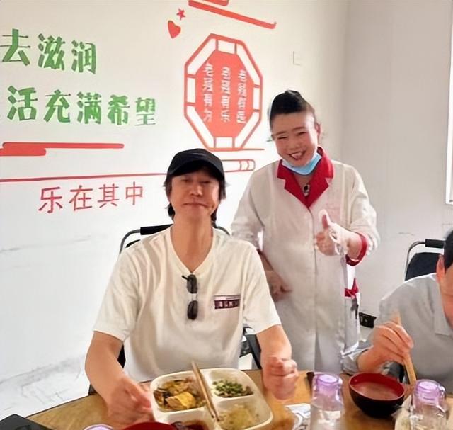 那个连登14次春晚的歌坛巨星，如今家产被拍卖住进养老院？