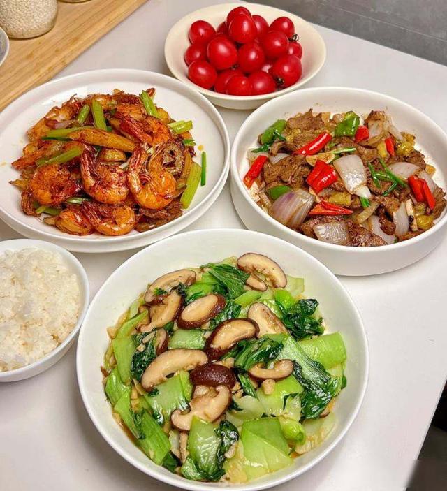 五个女儿晒中秋家晚宴，同样婆婆做饭，网友:没有对比就没差距呀