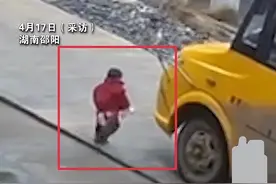 痛心！1岁半男童独自过马路，遭校车碾压身亡图片
