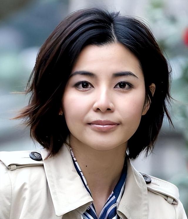 21岁拍三级，30岁被出轨，38岁嫁大佬，如今52岁没孩子还被宠成宝