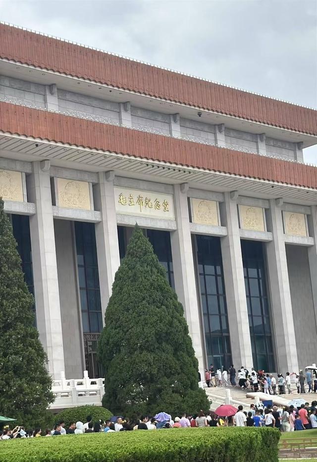 今天上午，天安门毛主席纪念堂前发生的真实场景画面，大家看看吧