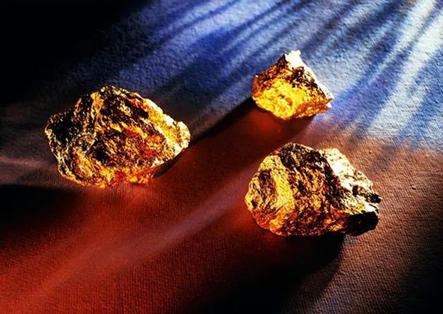黄金接连暴涨，一年涨超 40% 引市场沸腾，背后到底是机遇还是陷阱