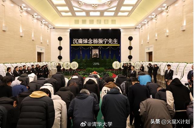 杨振宁葬礼今日举行！遗体覆盖国旗，翁帆站首位	，次子杨光宇露面