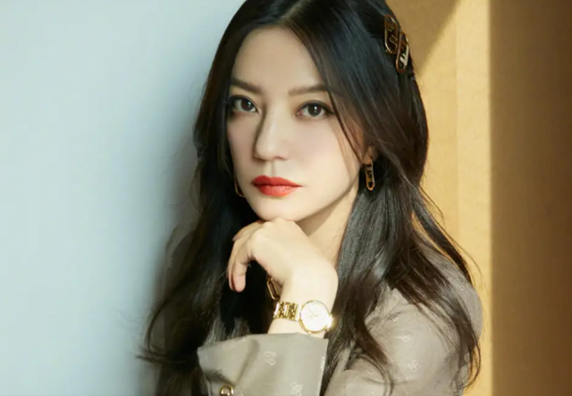 1590万资产被冻结！劣迹艺人赵薇走投无路，将15岁女儿当救命稻草