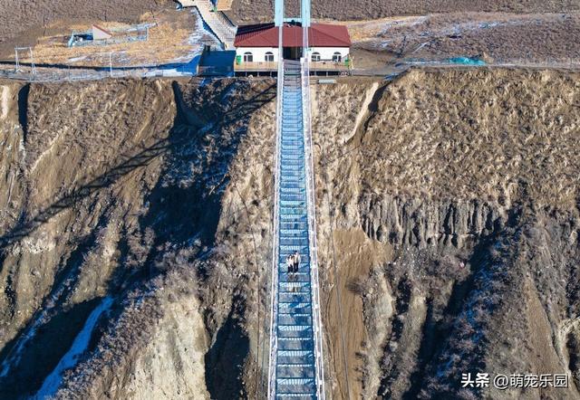 雪花飘洒后玛纳斯湖变魔镜，山峰被温柔抚平，我分不清现实与倒影