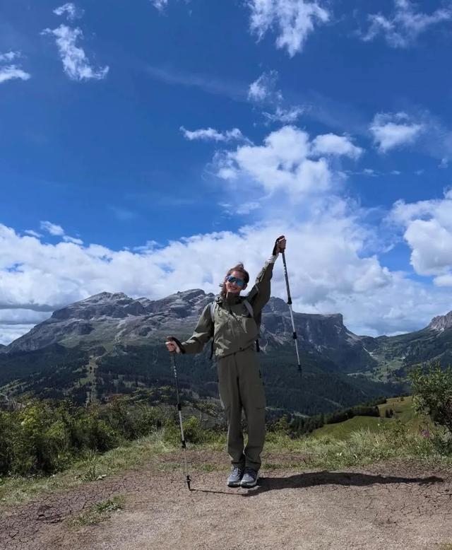 章泽天去意大利徒步登山,她扎高马尾很年轻,坐山顶看风景很惬意