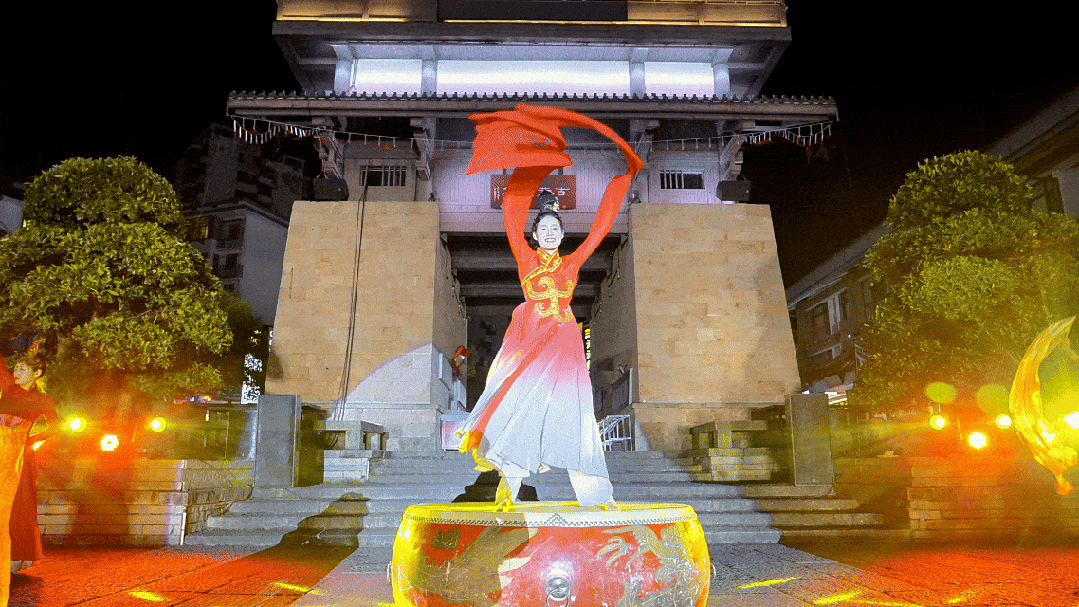 国庆神仙玩法来啦！仙缘盛会、烟花瀑布、火人狂欢，假期欢乐天花板，就在明月山→