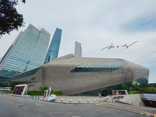 广州珠江新城CBD“著名地标”，建筑外观太奇特，游客褒贬不一？