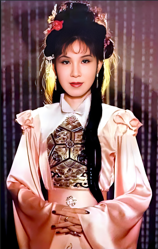 富婆女星花3000万“泡”2个鲜肉男星，被狂骂到退圈！