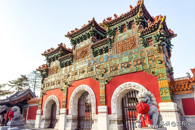 大同法华寺的白塔倾斜着，东南邑酒吧里音乐悠扬，2万步穿越古城
